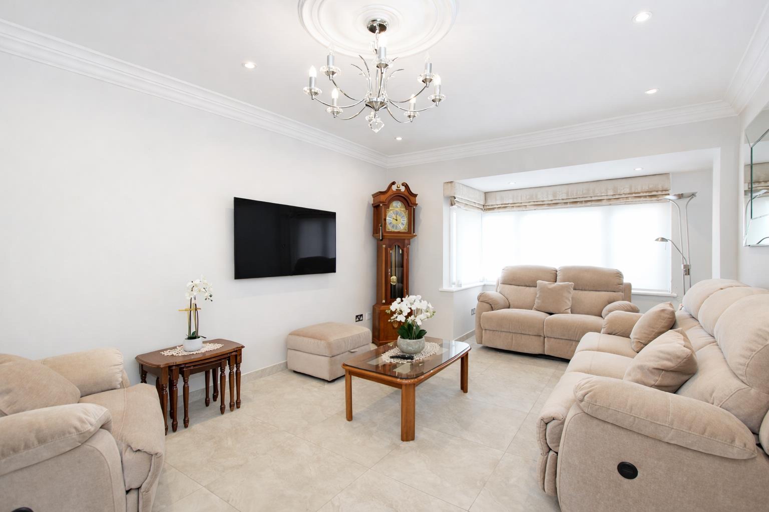 2 bed property in Clarence Road, Wallington